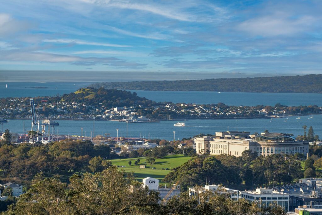 Auckland nhìn từ Mount Eden — thành phố nơi Pathway Adventures đặt văn phòng
