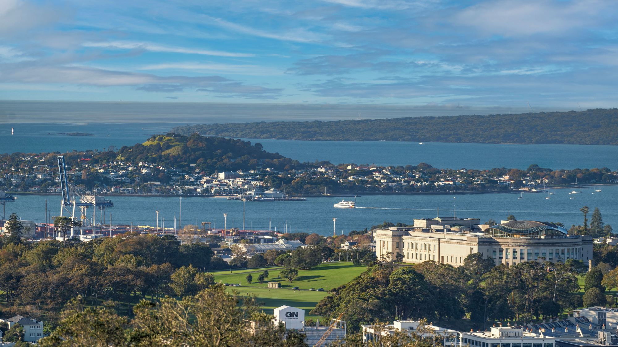 Auckland nhìn từ Mount Eden, phía xa là đảo Rangitoto